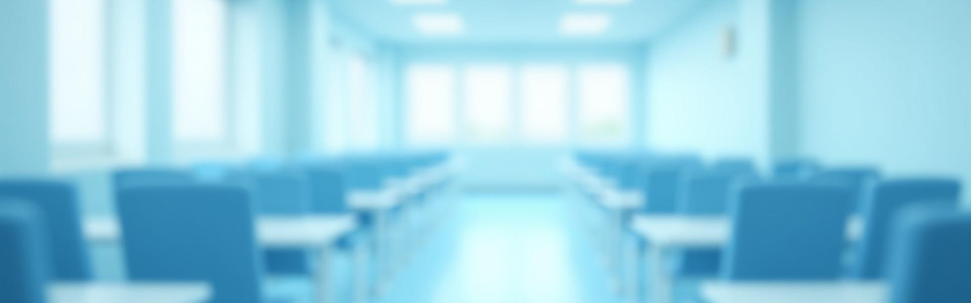 Tiszta, rendezett vizsgaterem iskolapados elrendezéssel, diákok nélkül